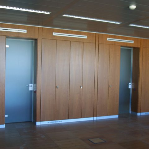 parete-divisoria-attrezzata-legno-con-porte