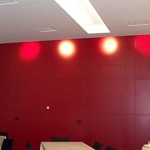 parete-rossa-con-controsoffitto